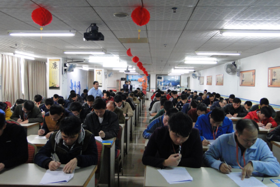 考場上，學員遵守紀律，認真答題