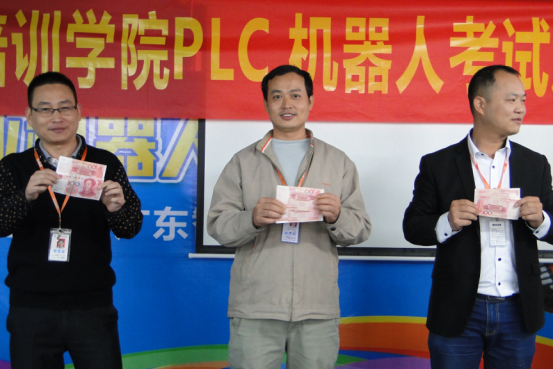 學員拿到獎學金，十分開心